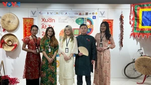 Étudiants et jeunes intellectuels vietnamiens en France expriment leur confiance avant le XIVe Congrès national du Parti. Photo : VOV.