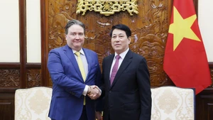 Le président de la République Luong Cuong (droite) et l’ambassadeur des États-Unis au Vietnam, Marc Knapper. Photo: VNA