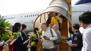 La cérémonie d'accueil du 20 millionième visiteur international a été organisée dans la zone spéciale de Phu Quoc (province d'An Giang) l'après-midi du 15 décembre dernier. Photo: VNA