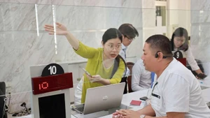 Agents du quartier Sai Gon servent avec enthousiasme les habitants dès les premiers jours. Photo : NGUYET NHI.