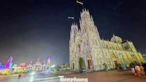 Contempler la beauté féerique d’une église de plus de 400 ans à Ninh Binh pendant la saison de Noël
