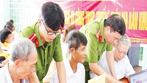 Un « point de services publics en ligne » aide les habitants à utiliser les services administratifs dématérialisés. (Photo : Police de la province de Thanh Hoa)