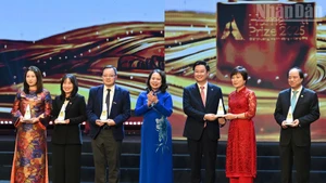 La vice-présidente Vo Thi Anh Xuân remet le Prix de l'Action humaine pour la communauté à des projets et des idées exceptionnels. Photo : NDEL