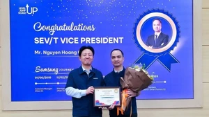 Selon Samsung Vietnam, Nguyen Hoang Giang (à droite) vient d’être nommé au comité de direction. Photo : Samsung Vietnam.