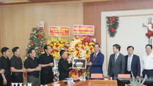 Le vice-président de l’Assemblée nationale Tran Quang Phuong offre des cadeaux de Noël au diocèse de Can Tho. Photo : VNA.