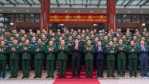 Le président Luong Cuong et les délégués à la Conférence politico-militaire de l’Armée en 2025.