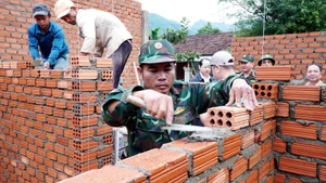 Des officiers et des soldats du commandement de défense de la zone 1 - Son Tinh, relevant du commandement militaire provincial de Quang Ngai, construisent des maisons pour des familles locales. Photo : VNA