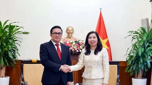 La vice-ministre des Affaires étrangères Le Thi Thu Hang et le directeur du Département de la presse, porte-parole du ministère des Affaires étrangères du Laos, Bounthala Panyavichith. Photo : baoquocte