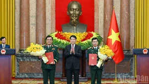 Le président vietnamien Luong Cuong remet les décisions de promotion au grade de général de corps d’armée au général de division Do Xuan Tung, chef adjoint du Département général de la politique de l'Armée populaire du Vietnam, et au général de division Do Van Banh, commissaire politique de l'Académie de la défense nationale.