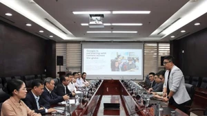 Des représentants du comité populaire de la ville de Dà Nang et de Google for Education lors d’une séance de travail sur le plan de coopération en matière d'éducation et de mise en œuvre de solutions basées sur l'intelligence artificielle. Photo : gracieuseté du Comité populaire de la ville de Dà Nang.