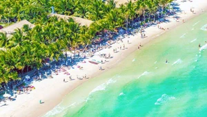 Plage Kem à Phu Quoc attire de nombreux visiteurs internationaux. Photo : HNM.