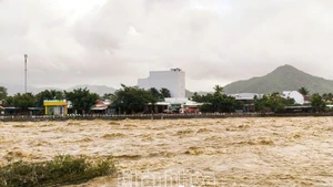 Crue dans la rivière Cai, à Nha Trang, le 4 décembre. Photo : baokhanhhoa.vn