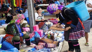 La province de Lai Chau met en œuvre de nombreux mécanismes et politiques visant à stimuler le développement du commerce et des services, en particulier dans les communes de haute montagne et des zones frontalières. Photo : congthuong. 