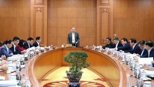 Le secrétaire général To Lam préside une séance de travail avec la permanence des sous-comités du XIVᵉ Congrès national du Parti.