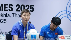 L’entraîneur de l’équipe nationale vietnamienne Kim Sang-sik lors de la conférence de presse avant la finale de football masculin des 33es Jeux d’Asie du Sud-Est (SEA Games 33). Photo: VNA.