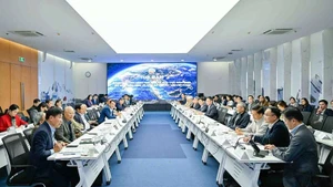Les délégués participant au colloque scientifique « Évaluation de la situation mondiale et régionale en 2025, prévisions pour 2026 et enjeux pour le Vietnam ». (Photo : Nguyen Hong)