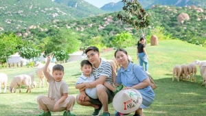 Une jeune famille sud-coréene visitant les villes côtières de Nha Trang et de Ninh Thuan. Photo : NhaTrangTourist.