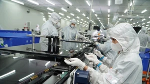 Production à la société à responsabilité limitée Coretronic Vietnam High Technology, l’un des projets de haute technologie de la ville de Ho Chi Minh-Ville. Photo : NDEL.