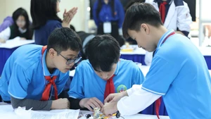 Avec le STEM, les élèves sont encouragés à poser des questions, à explorer le monde avec un esprit scientifique et à trouver des solutions nouvelles, empreintes d’humanité, aux défis de la vie.