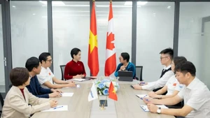 Les participants à la table ronde. Source : VNA.