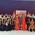 L'ambassadrice du Vietnam en Bulgarie et en Macédoine du Nord, Nguyen Thi Minh Nguyet (au premier plan, sixième à partir de la droite), pose pour une photo de groupe avec l'orchestre. Photo : NDEL