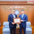 Le président de l’Union des organisations d’amitié du Vietnam, Phan Anh Son, remet l’insigne « Pour la paix et l’amitié entre les peuples » à l’ambassadeur de Palestine au Vietnam, Saadi Salama (à gauche). Photo : thoidai.com.vn