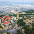 La pagode Truc Lam Phung Thuy Son se dresse au sommet du mont Chin Khuc (environ 500 mètres d'altitude), à plus de 10 km au sud-ouest du centre-ville de Nha Trang, dans la province de Khanh Hoa. Ouverte aux visiteurs depuis mi-2025, elle est accessible tous les jours de 8h à 17h. Son nom signifie « lieu de pratique et de service du Dharma au milieu des montagnes et des forêts ». Photo : vnexpress.net