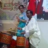 Louise Mushikiwabo expérimente les instruments de musique traditionnels du Vietnam. Photo : baoquocte.vn