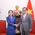 Lê Hoài Trung, membre du Bureau politique et ministre des Affaires étrangères, a reçu dans l’après-midi du 21 mai à Hanoï la nouvelle ambassadrice du Cambodge au Vietnam, Touch Sopharath. Photo : BNG