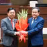Le président de l'Assemblée nationale, Tran Thanh Man (à droite), félicite le nouveau ministre de l'Intérieur, Nguyen Tien Hai, en lui offrant des fleurs. Photo : VNA.