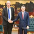 Le Premier ministre Le Minh Hung (droite) reçoit l'ambassadeur d'Israël au Vietnam, Yaron Mayer. Photo : NDEL.