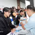 Des étudiants s'entretiennent avec des représentants d'entreprises pour explorer des opportunités d'emploi lors du Salon de l'emploi 2026, organisé par le Centre de services pour l'emploi des jeunes de Hô Chi Minh-Ville en collaboration avec le collège Van Lang Saigon. Photo : VNA.