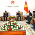 Le général d’armée Phan Van Giang (droite) reçoit l'ambassadeur du Japon au Vietnam, Ito Naoki, le 8 juillet à Hanoï. Photo: qdnd.vn