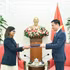 Fin juillet, Enika Basu a remis ses lettres de créance au vice-ministre des Affaires étrangères, Dang Hoang Giang, après sa nomination au poste de directrice du FIDA au Vietnam. Photo : FIDA