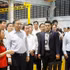 Le secrétaire général du Parti communiste et président Tô Lâm visite le modèle d’usine pour les technologies de production avancées de Singapour. Photo : VNA.