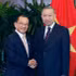 ​​Le secrétaire général du PCV et président de la République, To Lam (à droite) et le président du Parlement singapourien, Seah Kian Peng. Photo : VNA.