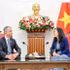 La vice-ministre des Affaires étrangères, Le Thi Thu Hang et le président de la Commission de la défense nationale et des forces armées de l’Assemblée nationale française, Jean-Michel Jacques. Photo : baoquocte.vn