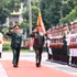 Le général Nguyen Tan Cuong, chef d'état-major de l'Armée populaire vietnamienne et vice-ministre de la Défense nationale, et le général Romeo Brawner Junior, chef d'état-major des forces armées philippines, passent en revue la garde d'honneur de l'Armée populaire vietnamienne. Photo : VNA.