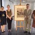 L’ambassadeur vietnamien Trinh Duc Hai (2e de droite) et la directrice du Musée d’Art et d’Histoire Paul Éluard, Valérie Perlès (3e de droite) à côté de l’œuvre originale "Vive la Paix", réalisée par le peintre Pablo Picasso. Photo : VNA.