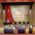 Le secrétaire général du Parti et président de la République To Lam, accompagné des dirigeants et anciens dirigeants du Parti et de l’État ainsi que des délégués, participe au Congrès. Photo : baoquocte.vn