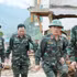 Le général de division Nguyen Dang Khai (2e à partir de la droite), chef d’état-major adjoint et commandant adjoint de la 2e Région militaire, inspecte les opérations de secours et de reconstruction à Muong Than. Photo : NDEL.