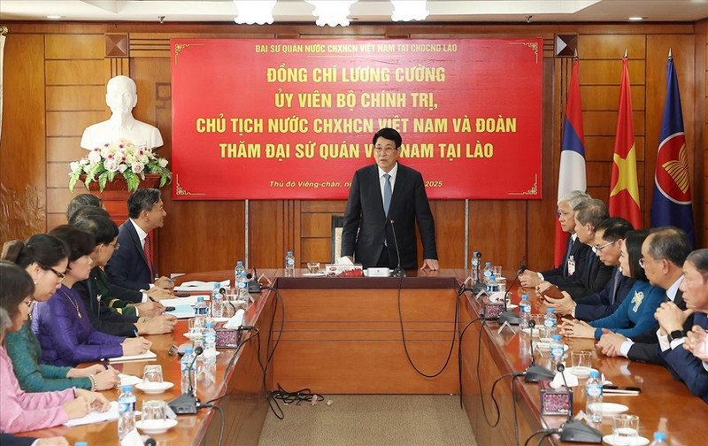 Le président Luong Cuong (au centre) lors de la rencontre avec le personnel de l’ambassade du Vietnam au Laos, le 25 avril. Photo : VNA.