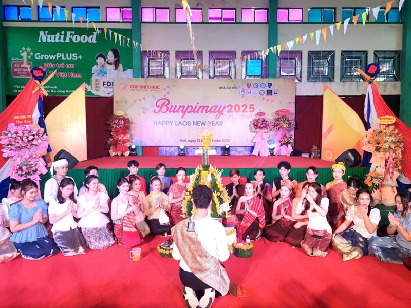 Un programme pour célébrer le Nouvel An traditionnel Boun Pi May du Laos pour environ 300 étudiants lao étudiant et vivant dans la ville de Huê, province de Thua Thien Huê (au Centre). Photo : VNA.