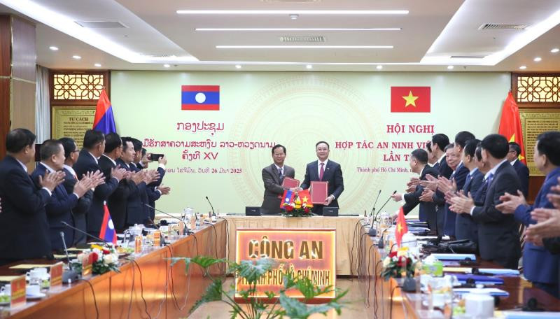 Les vice-ministres Pham The Tung et Kongthoong Phongvichit lors de la cérémonie de signature du procès-verbal de la 15ᵉ Conférence sur la coopération en matière de sécurité publique Vietnam - Laos. Photo : CAND.