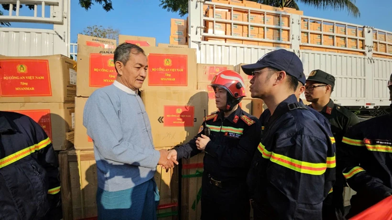 Le colonel Nguyen Minh Khuong, chef de la délégation du ministère, remet les fournitures à Sa Weli Frag, directeur du département de gestion des catastrophes du ministère de la Protection sociale, des Secours et de la Réinstallation du Myanmar. Photo : VNA.