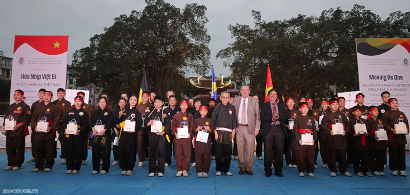 Le ministre-président Rudi Vervoort, le maître Huynh Chieu Duong et le vice-président de la Fédération mondiale des Arts martiaux traditionnels du Vietnam, Le Ngoc Quang, remettent des cadeaux et des médailles aux athlètes vietnamiens et belges. Photo : Baoquocte.