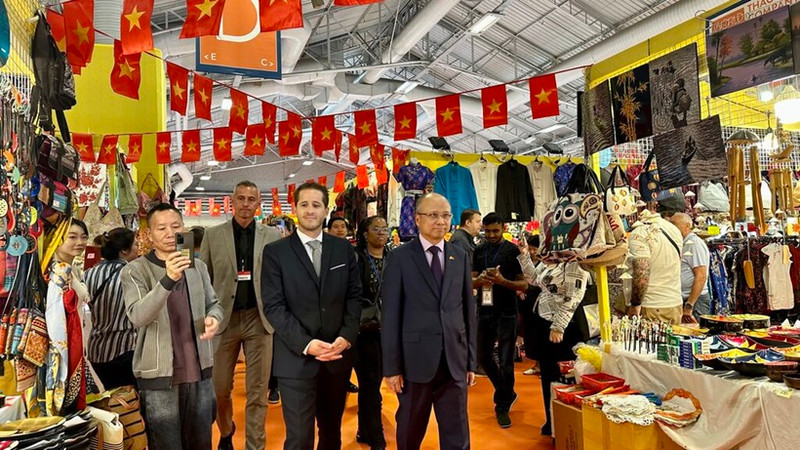 L'ambassadeur du Vietnam en France, Dinh Toàn Thang (droite), et le directeur de la Foire de Paris, Steven Abajoli, visitent les stands du Pavillon Vietnam. Photo : CVN.