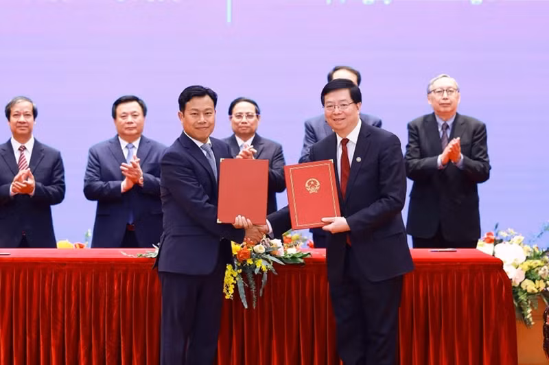 Les dirigeants de l'Université nationale de Hanoï (VNU Hanoï) et de l'Université Tsinghua de Chine signent et échangent un document de coopération sur l'échange d'étudiants en mars 2025. Photo : VNA.