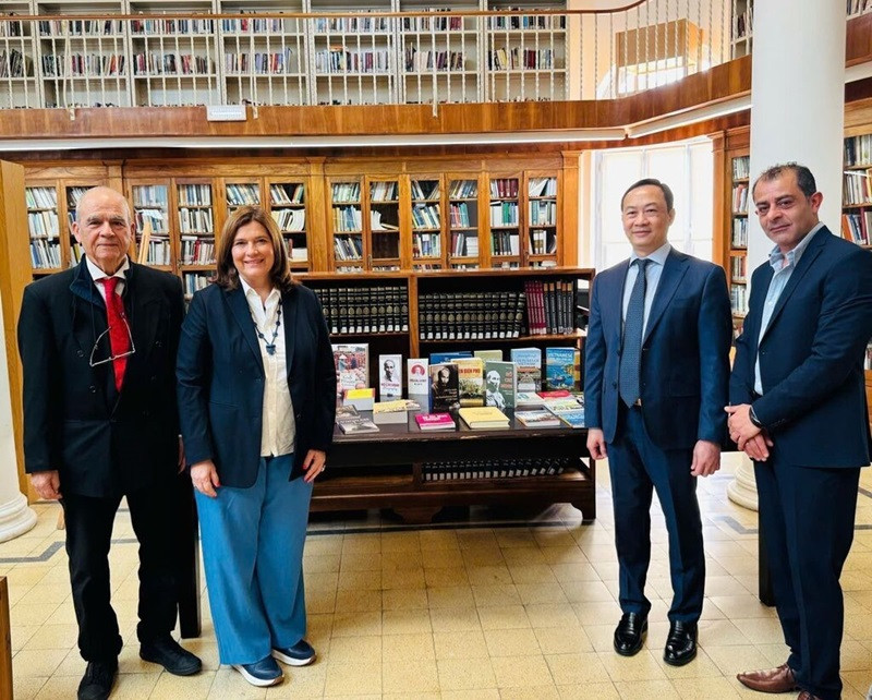 L'ambassadeur Duong Hai Hung (2e à droite) et Vasiliki Kassianidou, vice-ministre de la Culture de Chypre, lors de la cérémonie de remise des livres sur le Vietnam à la Bibliothèque nationale de Chypre, le 27 mars. Photo : DSQ/VNA.