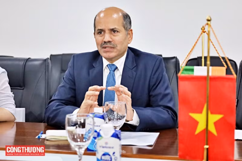 L’ambassadeur Sandeep Arya s’engage à apporter un soutien actif et opportun afin que le Vietnam devienne officiellement membre de l’ISA dans les plus brefs délais. Photo : Tapchicongthuong.